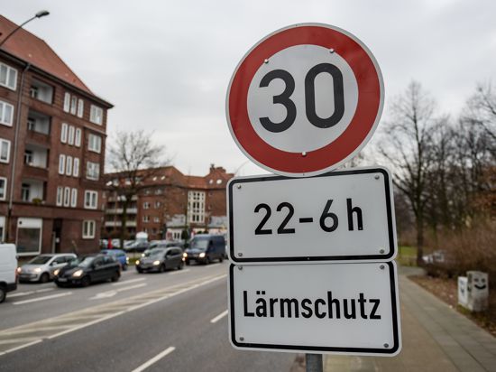 Störfaktor Straßenverkehr: Die meisten Deutschen finden ihre Straßen zu laut. Ein Tempolimit von 30 Stundenkilometern lässt die Lärmbelastung wirksam sinken, doch er ist nicht überall möglich. 