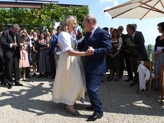 Karin Kneissl (parteilos), Außenministerin von Österreich, tanzt auf ihrfer Hochzeit mit Wladimir Putin, Präsident von Russland. 