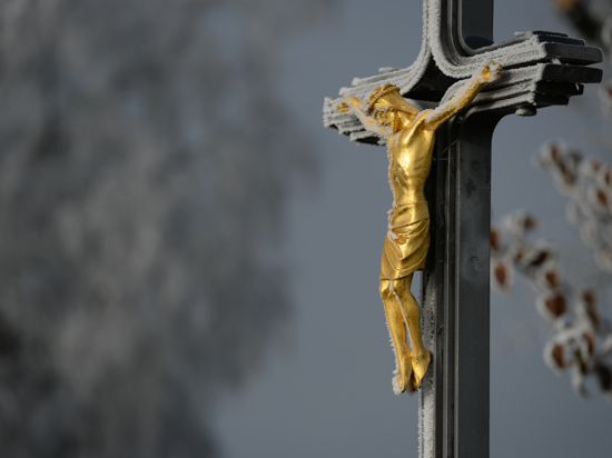 Ein Kruzifix im Freien.
