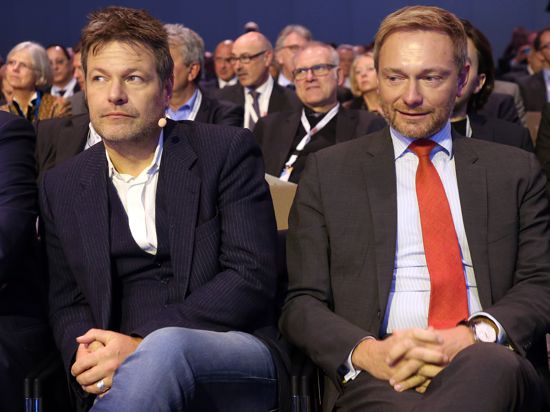 22.11.2018, Berlin: Christian Lindner (FDP, r), Vorsitzender und Robert Habeck (Bündnis90/Die Grünen), Vorsitzender, nehmen am Deutschen Arbeitgebertag 2018 teil. Foto: Wolfgang Kumm/dpa +++ dpa-Bildfunk +++