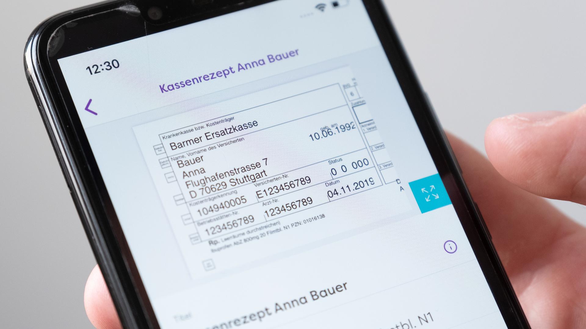 Auf einem Smartphone wird in einer App ein digitales Rezept einer fiktiven Patientin dargestellt (gestellte Szene). Patienten aus dem Raum Stuttgart und Tuttlingen können als erste in Deutschland auf ihrem Smartphone digitale Rezepte empfangen und an Apotheken senden.