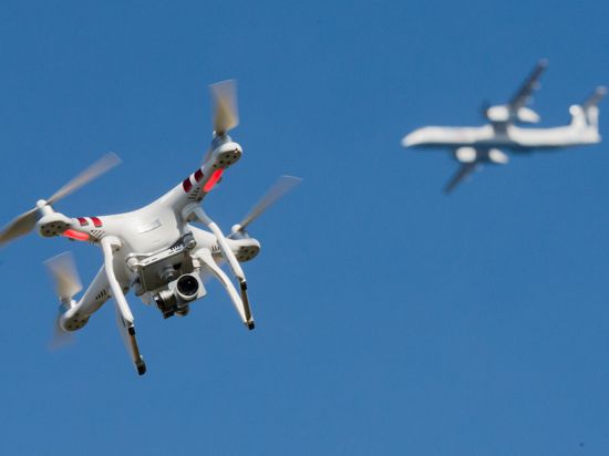 Zunehmende Bedrohung für den Luftverkehr: In Deutschland werden immer mehr gefährliche Annäherungen von Drohnen an startende oder landende Flugzeuge registriert. In den kommenden Jahren sollen leistungsfähige Drohnen-Abwehrsysteme mit Künstlicher Intelligenz entstehen.  