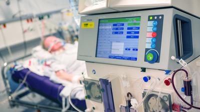 Viele Corona-Skeptiker bestreiten, dass es einen Anstieg der Sars-CoV-2-Infektionen gibt, sie behaupten, dass es keine akuten Fälle Gibt. Tatsächlich werden jedoch derzeit Hunderte Menschen in Deutschland wegen Covid-19 auf Intensivstationen der Kliniken behandelt. Das Archivfoto zeigt ein Krankenzimmer in einem bayerischen Krankenhaus im April. 