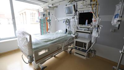 Reserve für den Notfall: Die Kliniken in Baden-Württemberg mussten bislang etwa ein Drittel ihrer Intensivbetten für mögliche Covid-19-Fälle freihalten. Das verursachte den Krankenhäusern zusätzliche Kosten, deshalb senkte die Landesregierung jetzt die Quote auf zehn Prozent.  