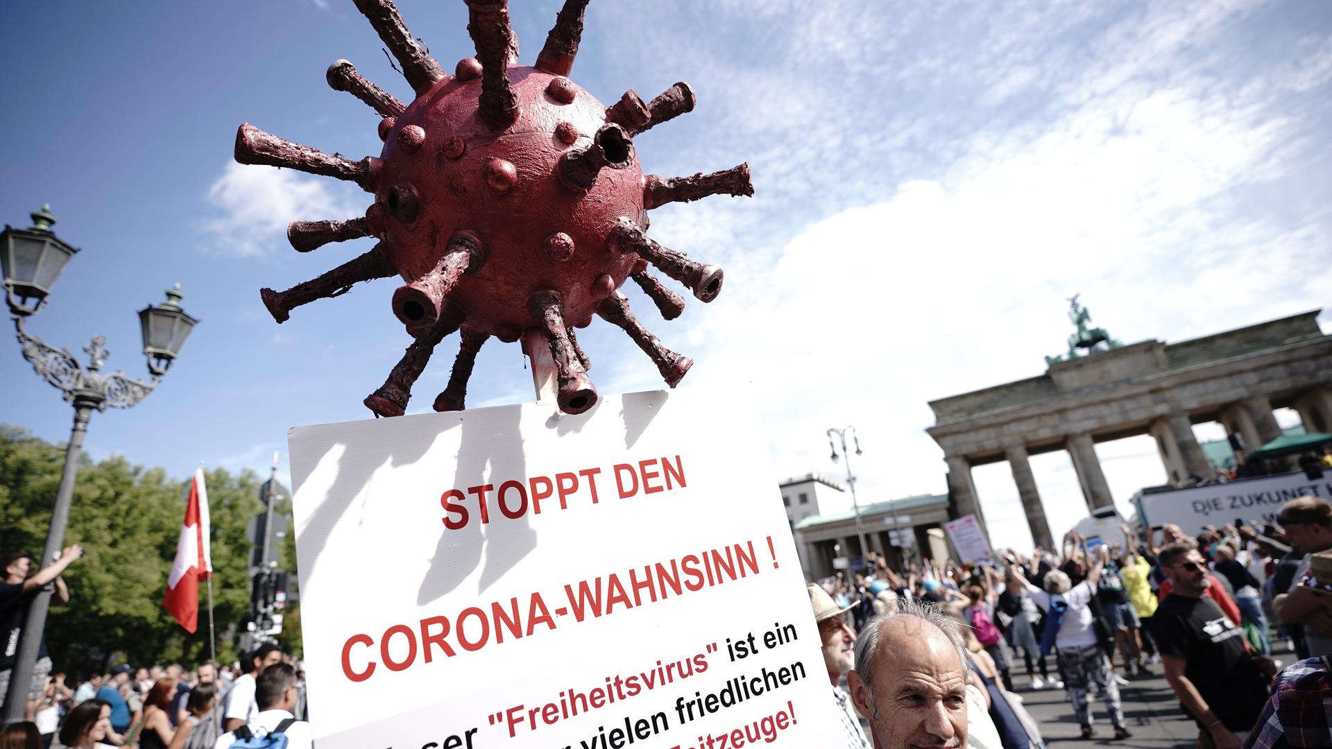 Ein Thema, dass keinen gleichgültig lässt: In den vergangenen Monaten gab es immer wieder Demonstrationen in Deutschland gegen die Corona-Maßnahmen, wie hier in Berlin.