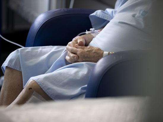06.10.2020, Spanien, Torrejon De Ardoz: Ein älterer Patient, der mit dem Coronavirus infiziert ist, sitzt in einem Krankenhauszimmer in Torrejon de Ardoz, Madrid. Die Krankenhäuser und ihre Mitarbeiter sind in Madrid wieder an ihre Grenzen gestoßen. Foto: Manu Fernandez/AP/dpa +++ dpa-Bildfunk +++ |