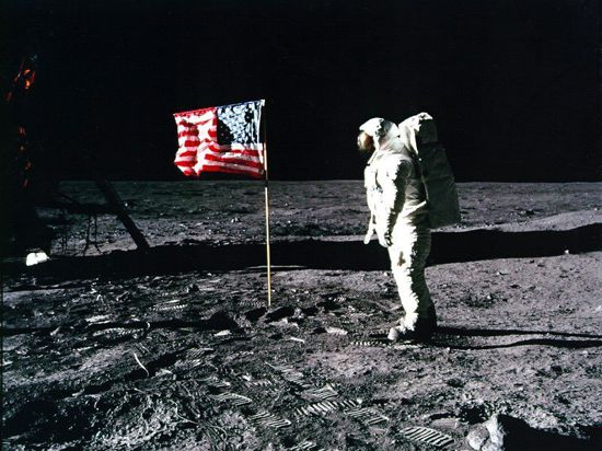 Das angebliche Rätsel der flatternden Fahne: Viele Menschen glauben, dass bisher noch nie ein Mensch auf dem Mond gewesen ist und die historischen Aufnahmen der Astronauten Neil Armstrong und Buss Aldrin bei dem Apollo-11-Flug tatsächlich in einem Filmstudio auf der Erde gedreht wurden. Als Beweis führen die Monskeptiker auf, dass auf den Mondaufnahmen mit der Flagge offensichtlich Wind weht, was gar nicht sein kann. Tatsächlich hatte das Befestigen der Flagge bei ihr eine kurze Bewegung erzeugt, die auf dem Bild festgehalten wurde. 