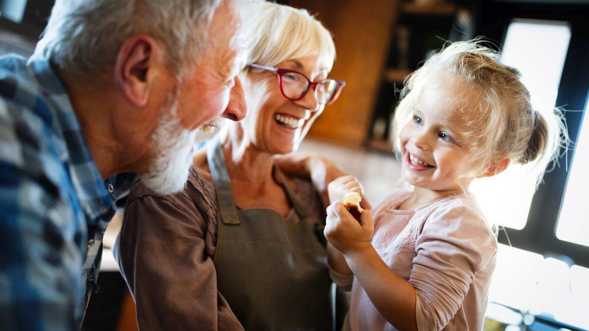 Wertvoll für den Zusammenhalt der Familie: Großeltern verbringen Zeit mit den Enkeln.