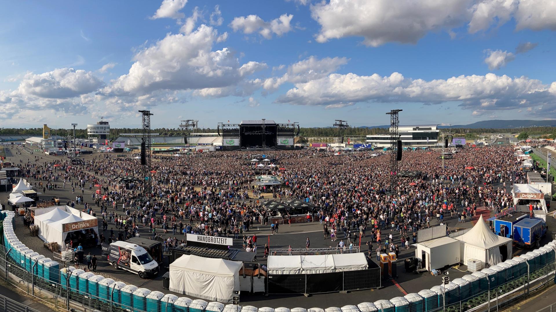 Das Konzert von Bruce Springsteen am Hockenheimring - eine Panoramaaufnahme.