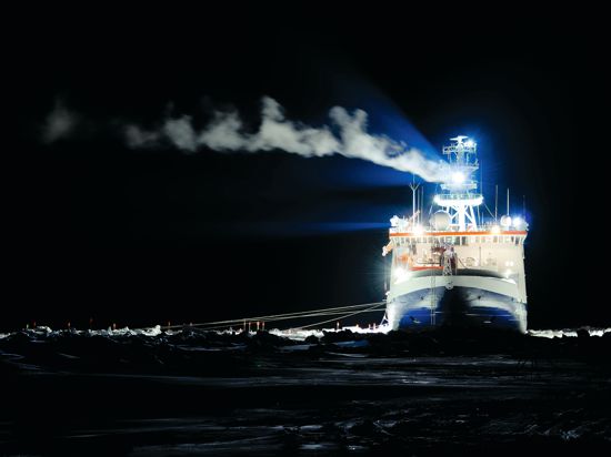 Ein kleiner wissenschaftlicher Vorposten der Menschheit in der lebensfeindlichen, eiskalten Polarnacht: Die „Polarstern“ ließ sich an einer Eisscholle einfrieren und driftete monatelang in der Arktis.