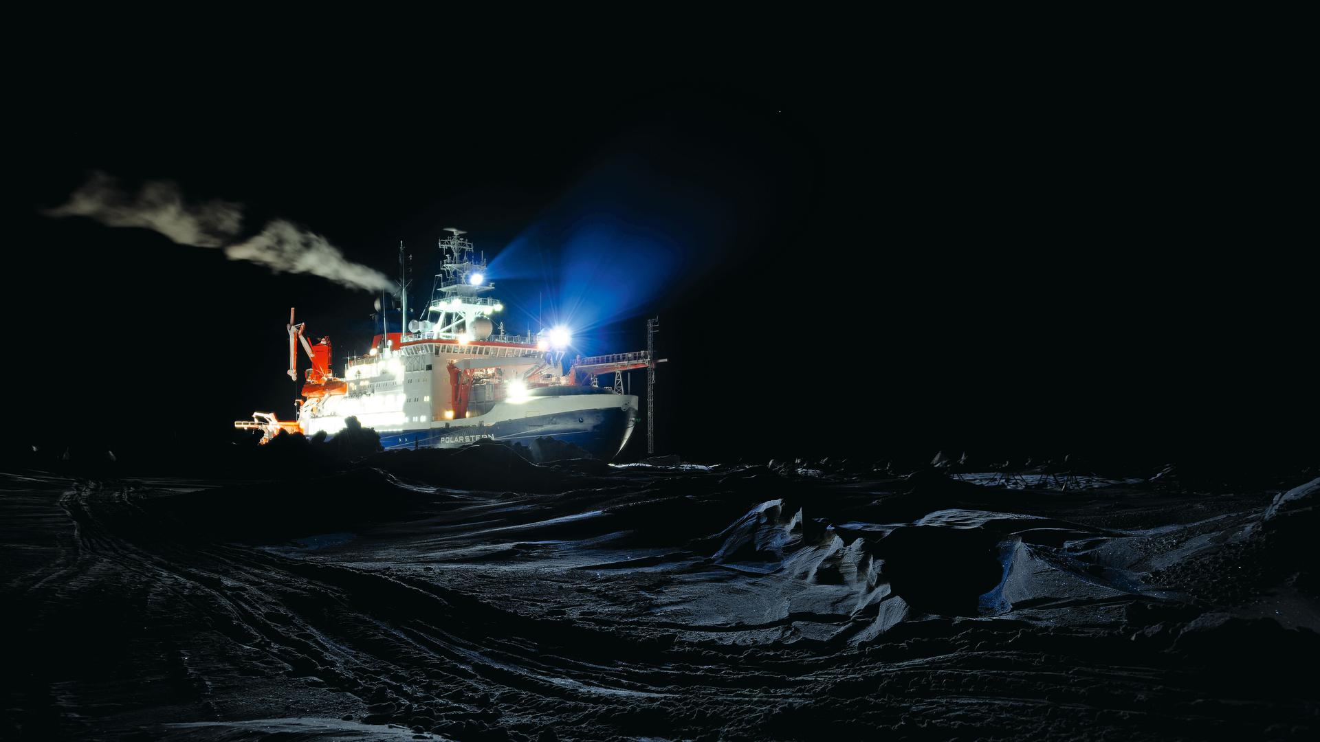 Tausende Kilometer Dunkelheit um einen einsamen Forschungsposten: Die „Polarstern“, aufgenommen während der langen Polarnacht. Das im Eis eingefrorene Schiff driftete ein Jahr lang in der Arktis, während Wissenschaftler verschiedener Nationen Daten über die Auswirkungen des Klimawandels auf die Natur im Norden gesammelt haben.
