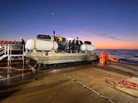 Vorbereitungen für den Tauchgang: Im Mini-U-Boot „Titan“ – hier noch auf einer tragenden Plattform – können Alex Waibel und vier weitere Expeditionsmitglieder zum Wrack der „Titanic“ hinabsteigen.