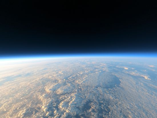 Die Erdatmosphäre über Timmins in Kanada im August 2022, fotografiert durch das wissenschaftliche Instrument GLORIA von einem Ballon. 