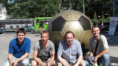 Fußball verbindet: Slavik (links) unter anderem mit BNN-Redakteur Gerhard Wollf (2. von links) während der Fußball-EM vor dem Spiel Deutschland gegen die Niederlande im Zentrum von Charkiw.
