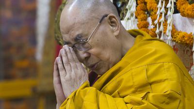 Voller Mitgefühl für die Ukraine: Der Dalai Lama betet für ein Ende des Krieges und ruft die Menschen dazu auf, sich als „Brüder und Schwestern“ zu betrachten, nicht als Feinde. Doch derlei Aufrufe stoßen derzeit in Moskau auf taube Ohren.