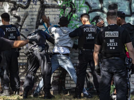 Polizeibeamte kontrollieren im Görlitzer Park einen mutmaßlichen Drogendealer. Dort fand ein großer Polizeieinsatz gegen Drogendealer statt. +++ dpa-Bildfunk +++