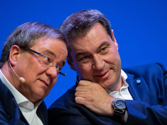 Armin Laschet (CDU, l), Ministerpräsident des Landes Nordrhein-Westfalen, und Markus Söder (CSU), Ministerpräsident des Landes Bayern, sitzen beim offiziellen Start der Unions-Parteien zum Europawahlkampf auf der Bühne. Der Krach in der Krisenschalte von Bund und Ländern zur Corona-Pandemie am Sonntag (22.03.2020) hat nicht nur Nerven gekostet. Der Zoff hat auch die Frage aufgeworfen, wie es um die Führungsfähigkeit mancher Unionsspitzen in schwieriger Lage bestellt ist. +++ dpa-Bildfunk +++