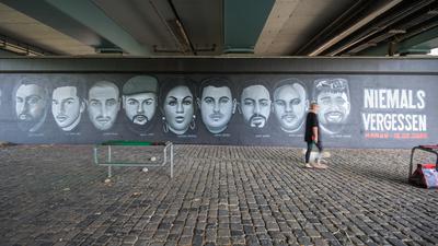 Porträts von Opfern des Anschlags von Hanau unter der Frankfurter Friedensbrücke.