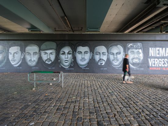 Porträts von Opfern des Anschlags von Hanau unter der Frankfurter Friedensbrücke.