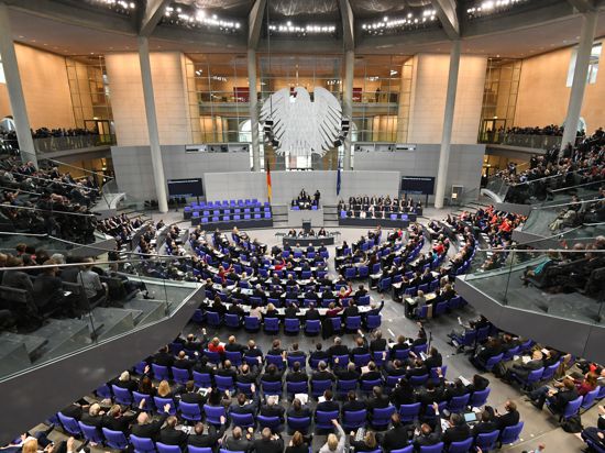 Übersicht über die konstituierende Sitzung des 19. Deutschen Bundestages im Plenarsaal im Reichstagsgebäude. Derzeit haben 709 Politikerinnen und Politiker einen Sitz im Bundestag. (zu dpa "Koalition einigt sich über Wahlrechtsreform") +++ dpa-Bildfunk +++
