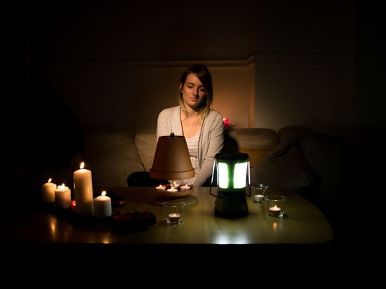 Für Stromausfälle vorbeugen: Will man nicht im Dunkeln sitzen, sollte man daheim immer einen Grundvorrat an Kerzen und Teelichtern haben. Experten empfehlen zudem einen Notvorrat für etwa zehn Tage an Wasser und Lebensmitteln.