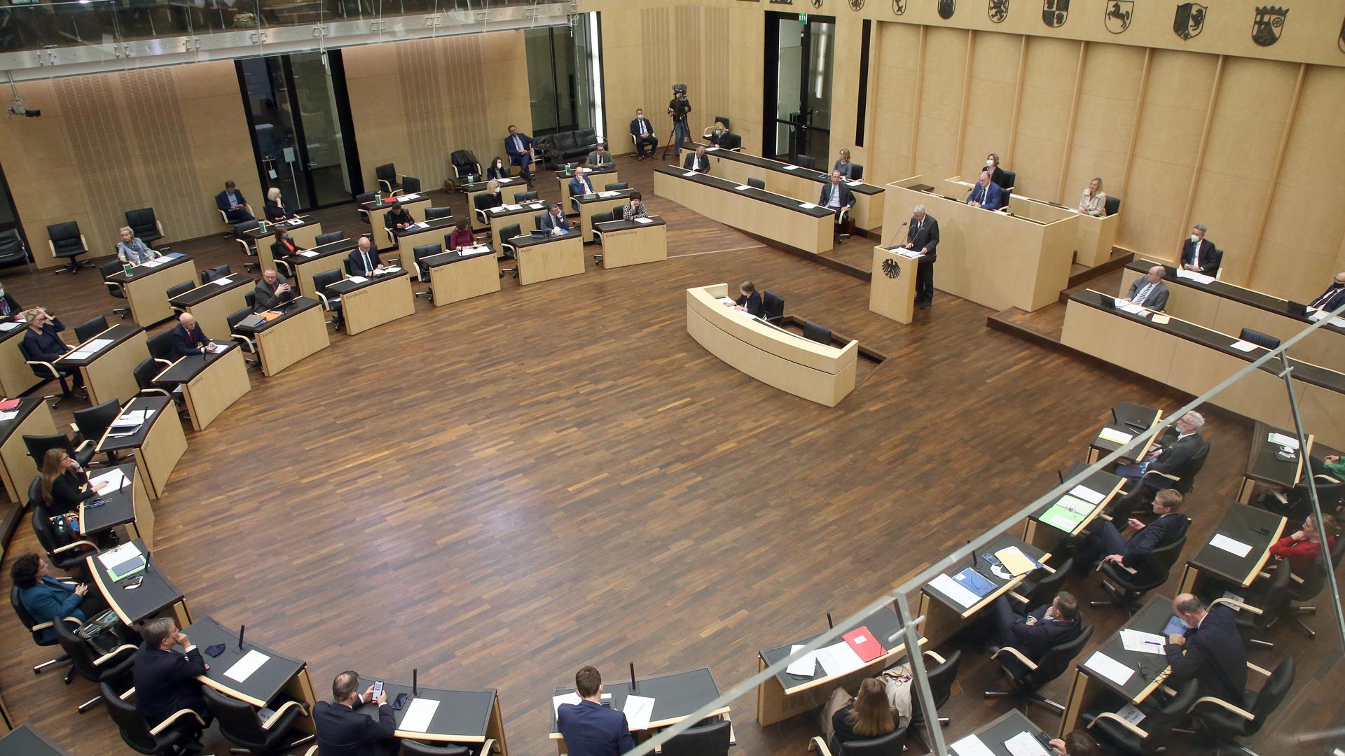 Volker Bouffier (CDU), hessischer Ministerpräsident, steht am Rednerpult des Bundesrates. In der Länderkammer wird auf einer Sondersitzung über eine Änderung des Infektionsschutzgesetzes beraten. Der Bundestag hatte die Gesetzesänderung bereits am Vormittag behandelt. +++ dpa-Bildfunk +++