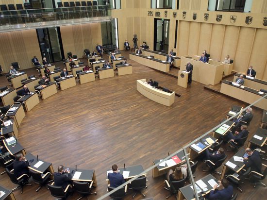 Volker Bouffier (CDU), hessischer Ministerpräsident, steht am Rednerpult des Bundesrates. In der Länderkammer wird auf einer Sondersitzung über eine Änderung des Infektionsschutzgesetzes beraten. Der Bundestag hatte die Gesetzesänderung bereits am Vormittag behandelt. +++ dpa-Bildfunk +++