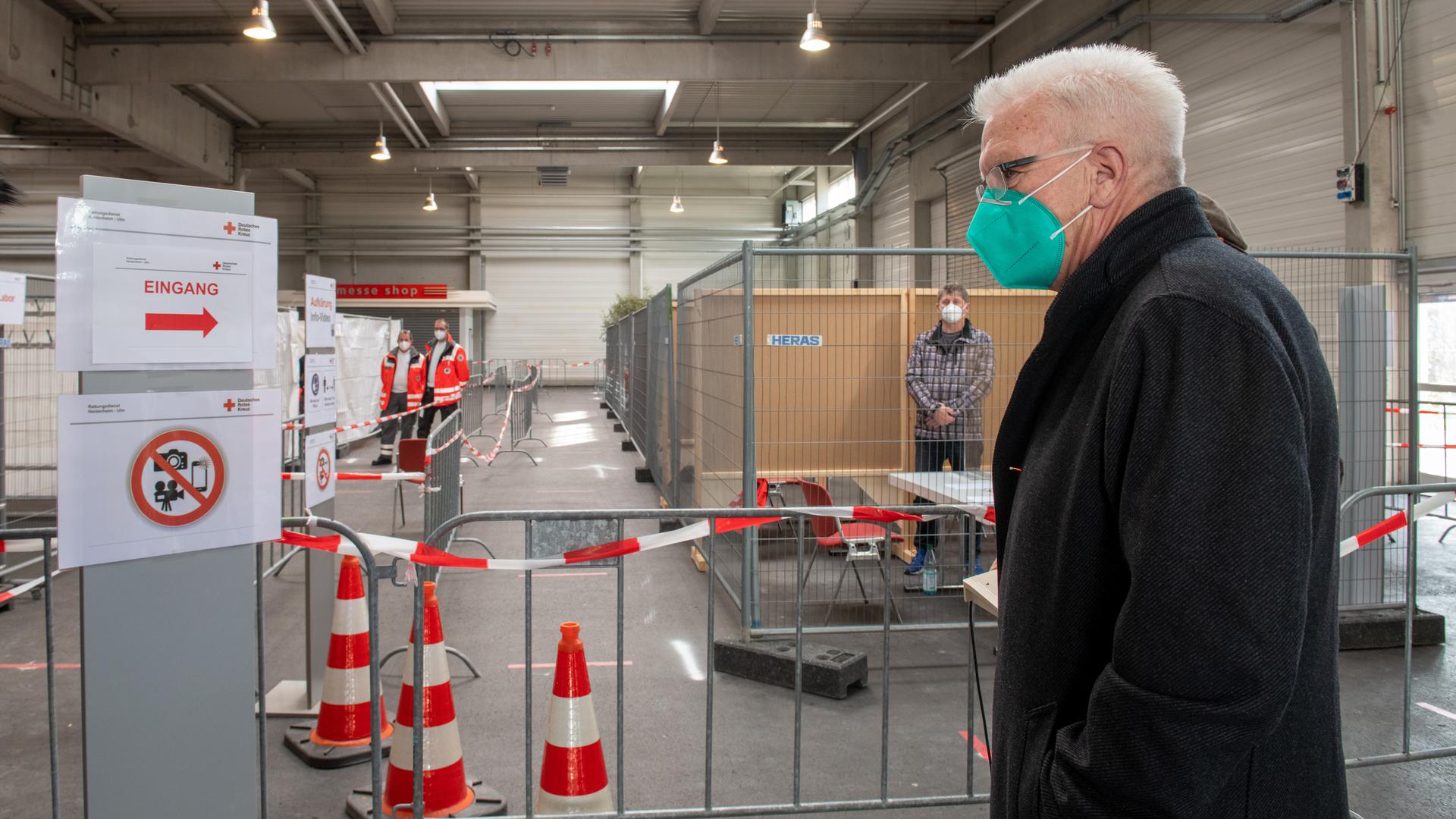 120 Vakzinierungen pro Stunde geplant: Ministerpräsident Winfried Kretschmann beim Besuch eines Corona-Impfzenztrums in Ulm, das dem Zentralen Impfzentrum in Karlsruhe als Vorbild dienen soll.
