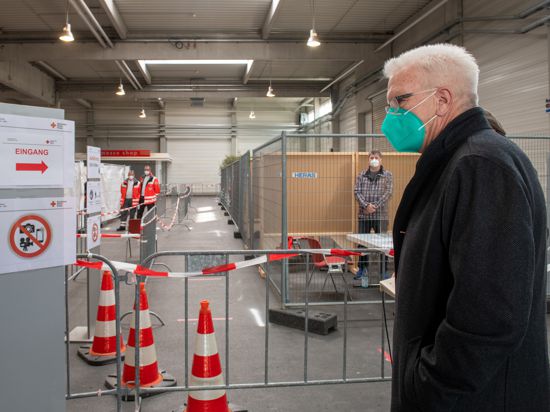 120 Vakzinierungen pro Stunde geplant: Ministerpräsident Winfried Kretschmann beim Besuch eines Corona-Impfzentrums in Ulm, das dem Zentralen Impfzentrum in Karlsruhe als Vorbild dienen soll.