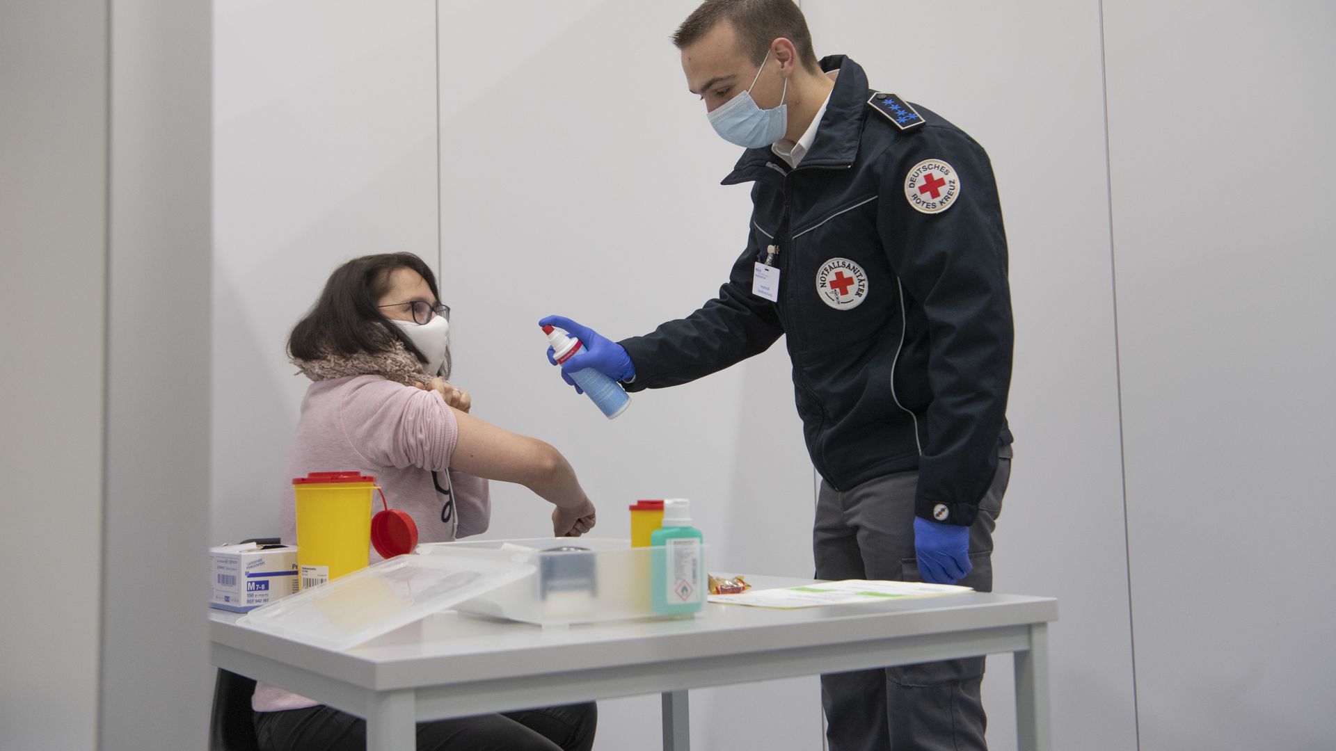 Testlauf in einem Corona-Impfzentrum in Hessen: Das Werben um Personal für die Impfprogramme, die schon bald in den Bundesländern starten sollen, zeigt Wirkung. So haben sich in Baden-Württemberg bereits einige Tausend Mediziner gemeldet, die in den Zentren arbeiten möchten.