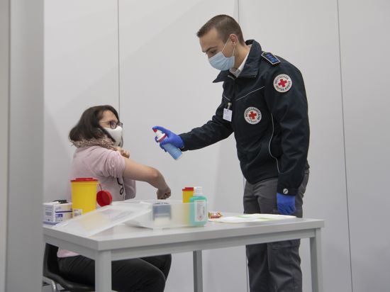 Testlauf in einem Corona-Impfzentrum in Hessen: Das Werben um Personal für die Impfprogramme, die schon bald in den Bundesländern starten sollen, zeigt Wirkung. So haben sich in Baden-württemberg bereits einige Tausend Mediziner gemeldet, die in den Zentren arbeiten möchten.