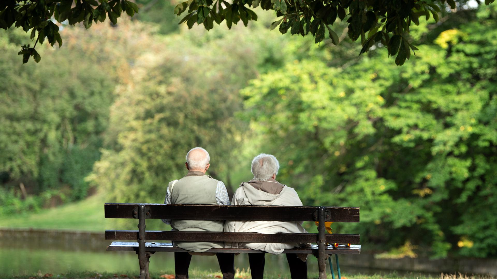 Zwei Rentner sitzen auf einer Bank. (zu dpa: Steigende Lebenserwartung bringt vielen nicht mehr Zeit in Rente) +++ dpa-Bildfunk +++