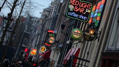 Red Light Bar Coffee Shop im Rotlichtviertel. (zu dpa Amsterdam will Touristen Zugang zu Coffeshops verbieten) +++ dpa-Bildfunk +++