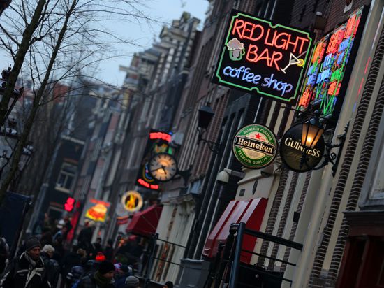 Red Light Bar Coffee Shop im Rotlichtviertel. (zu dpa Amsterdam will Touristen Zugang zu Coffeshops verbieten) +++ dpa-Bildfunk +++