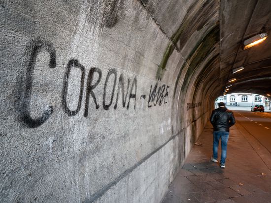 Durchgestrichen ist das gesprühte Wort «Lüge» (r), das neben das Wort «Corona» (l) an die Wand einer Offenbacher Eisenbahnunterführung geschrieben wurde.