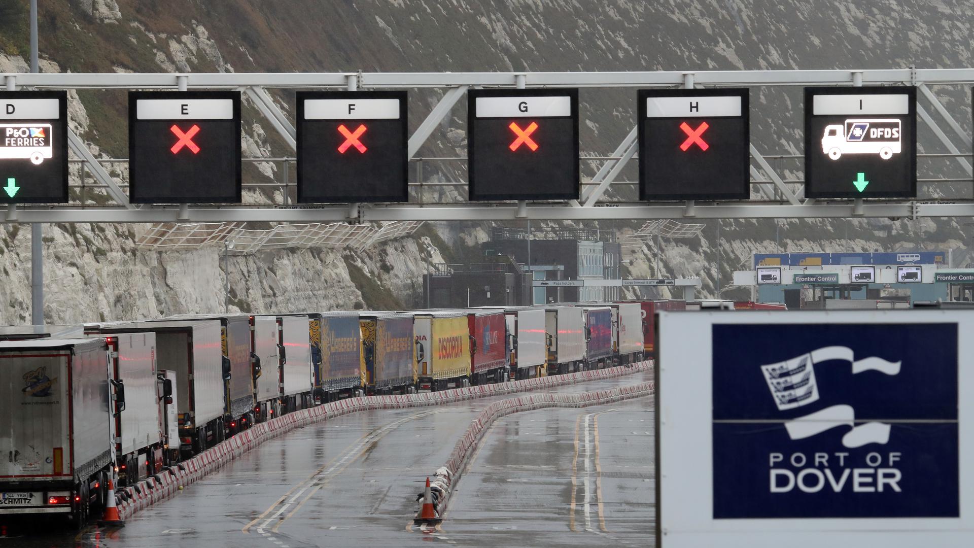 Schwierige Zeit für den Handel: Die Lastwagen-Schlange vor dem Check-in ist ein typisches Bild am Hafen im südenglischen Dover seit dem Brexit-Vollzug am 1. Januar 2021. 