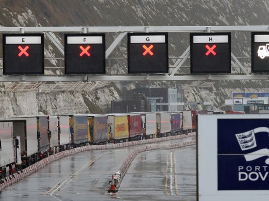 Schwierige Zeit für den Handel: Die Lastwagen-Schlange vor dem Check-in ist ein typisches Bild am Hafen im südenglischen Dover seit dem Brexit-Vollzug am 1. Januar 2021. 