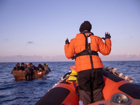 Hilfe naht:  Retter vom Schiff Sea-Eye 4 nähern sich einem mit Flüchtlingenvollbesetzten Boot, das tagelang im Mittelmeer unterwegs war. 