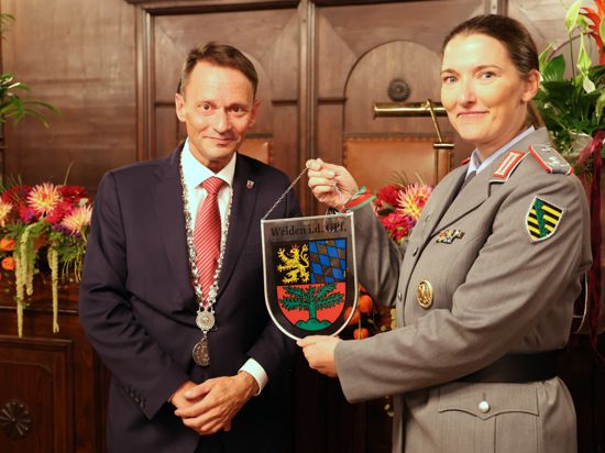 Der Oberbürgermeister der Stadt Weiden, Jens Meyer (l.) hat der ersten Kommandeurin des Artilleriebataillons 375, Oberstleutnant Hekja Marlen Werner (r.) das Wappen der Stadt Weiden in der Oberpfalz überreicht. 