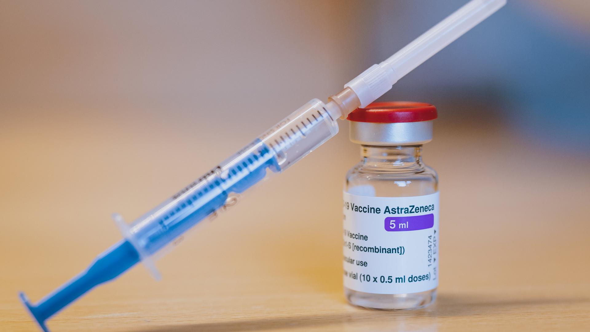 Eine Spritze ist an eine Ampulle mit dem Corona-Impfstoff von AstraZeneca gelehnt. +++ dpa-Bildfunk +++