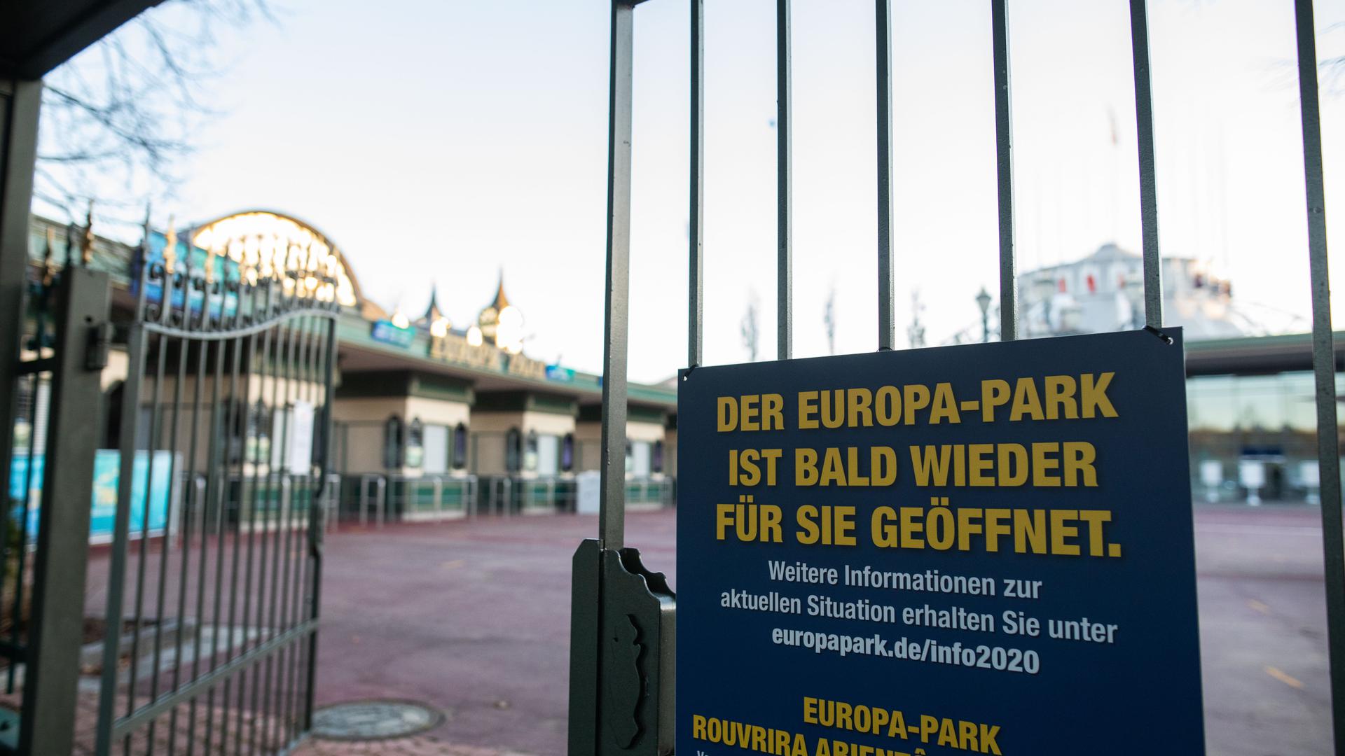 Leere im Freizeitparadies: Der Europa-Park wartet auf Besucher, die nicht kommen dürfen. Das Familienunternehmen in Rust sieht nach eigenen Angaben keinerlei Perspektive einer baldigen Wiederaufnahme seines wegen der Pandemie geschlossenen Betriebs. 