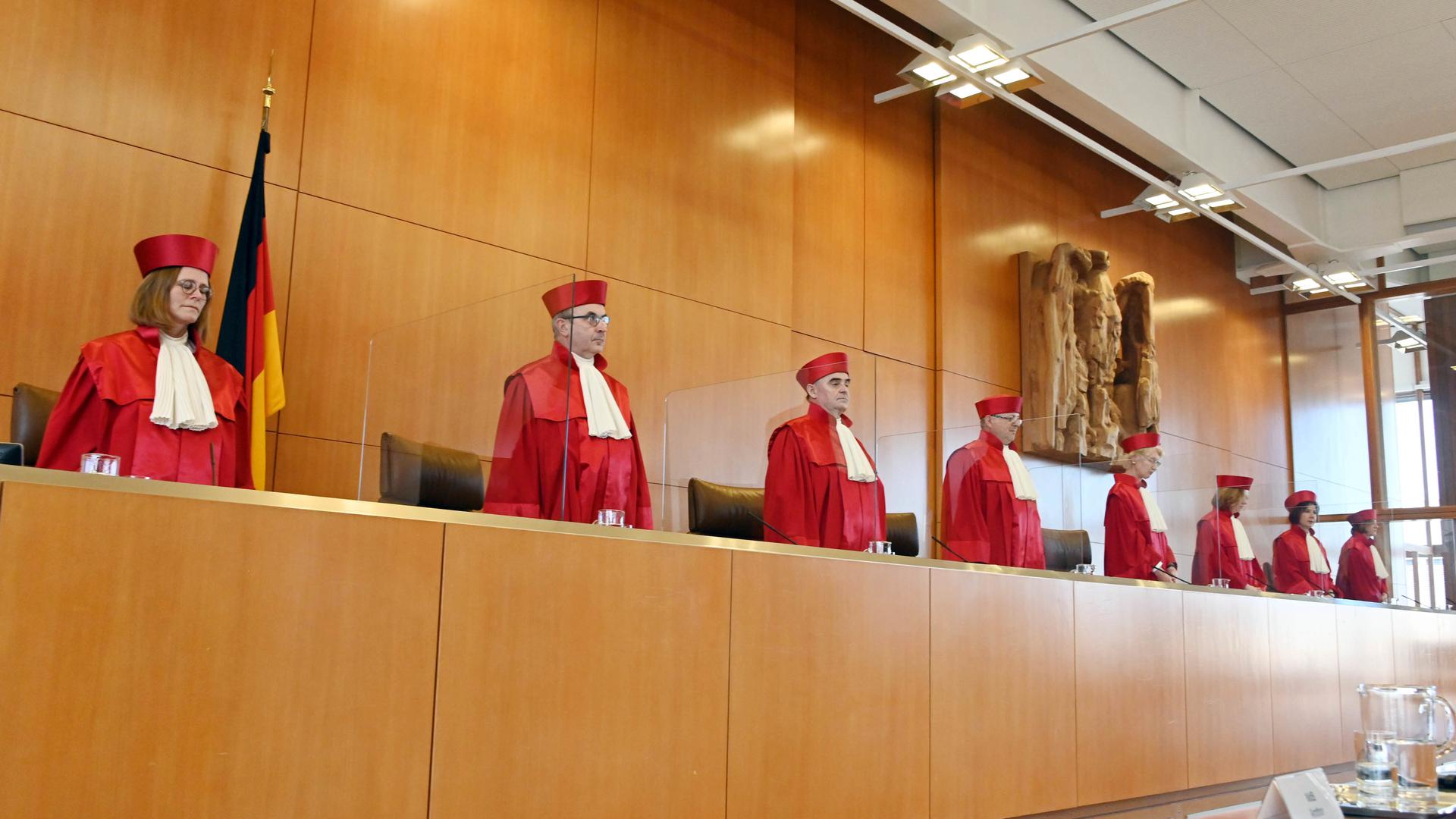 Mit Corona-Beschwerden stark ausgelastet: Die „roten Roben“ am Bundesverfassungsgericht in Karlsruhe mussten 2020 eine Rekordanzahl an Eilanträgen bewältigen. 