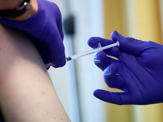 Ein Patient erhält beim offiziellen Start der Corona-Impfungen in Arztpraxen in der Praxis von Dr. Carganico seine Impfung. +++ dpa-Bildfunk +++