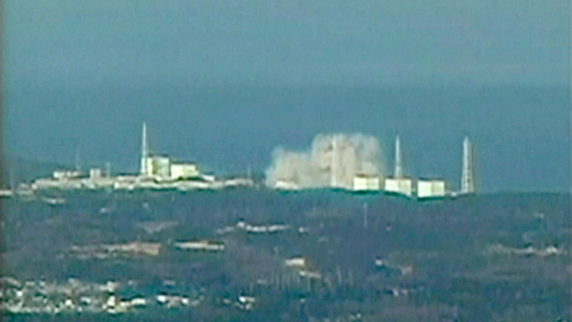 Bildwiederholung mit verändertem Bildausschnitt - An ABC 24 screengrab made available on 12 March 2011 of a plume of smoke billowing from the Fukushima 1 nuclear power station, located 250km north-east of Tokyo, Japan. One of the four buildings at the damaged Fukushima I nuclear plant has been destroyed in an apparent explosion, Japan's NHK broadcaster reported 12 March. Witnesses heard the sound of an explosion and saw white smoke emerging from the plant, NHK reported. The cause was not known. Tokyo Electric Power Co, the plant_s operator, said four people had been injured, according to the Kyodo news agency. (EDS NOTE: Picture must be used in its entirety) EPA/ABC NEWS 24/HANDOUT TV OUT, ONLINE OUT, MAGS OUT EDITORIAL USE ONLY/NO SALES ++ +++ dpa-Bildfunk +++
