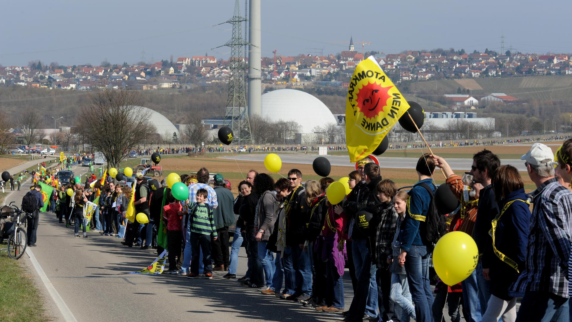 Aktiver Protest gegen die Kernkraft: Nach dem GAU in Fukushima stehen Zehntausende Menschen in einer Kette vor dem Atomkraftwerk Neckarwestheim (Kreis Heilbronn). 