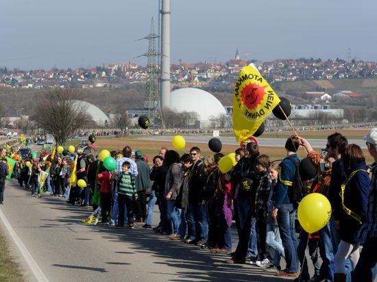 Aktiver Protest gegen die Kernkraft: Nach dem GAU in Fukushima stehen Zehntausende Menschen in einer Kette vor dem Atomkraftwerk Neckarwestheim (Kreis Heilbronn). 