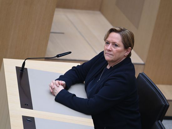 Susanne Eisenmann, Spitzenkandidatin der CDU, sitzt nach den ersten Hochrechnungen der Landtagswahlen in Baden-Württemberg im Plenarsaal. +++ dpa-Bildfunk +++