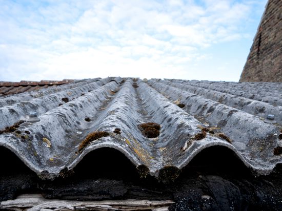 Asbest findet sich noch in vielen alten Hausdächern.