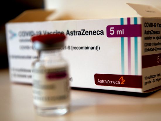 Impstoff gestoppt: Das Corona-Vakzin des schwedisch-britischen Pharmakonzerns Astrazeneca wird in Deutschland vorerst nicht verabreicht, was zur Absage von Hunderten Impfterminen in der Region geführt hat.