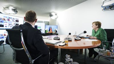 Hart und lange verhandelt: Bundeskanzlerin Angela Merkel (CDU) und Michael Müller (SPD), Regierender Bürgermeister von Berlin, sitzen während einer Videokonferenz mit den Ministerpräsidenten zum weiteren Vorgehen in der Corona-Pandemie.